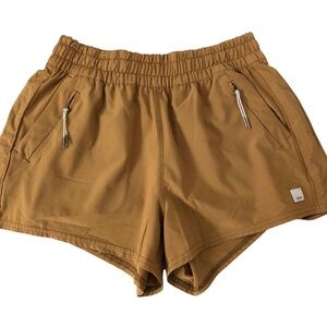 Vuori Dash Shorts in dark golden size Small